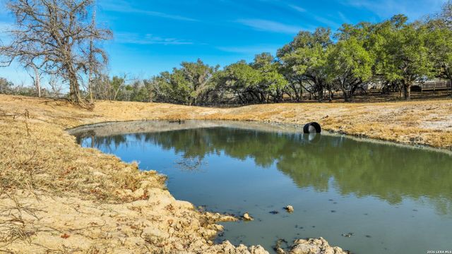 322 Dublin Cir, Floresville, TX 78114