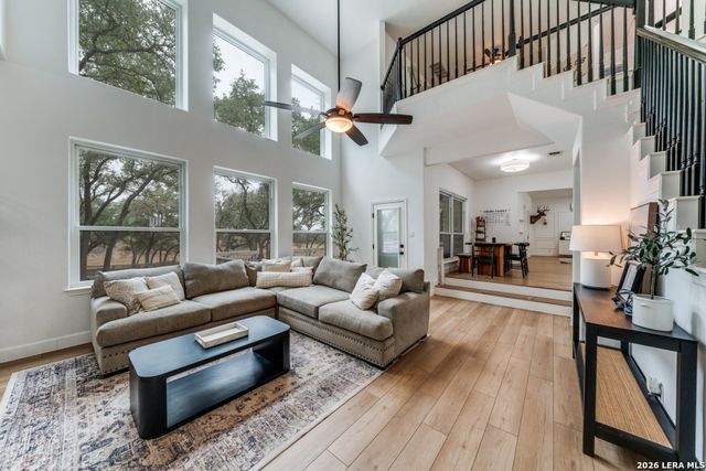 322 Dublin Cir, Floresville, TX 78114