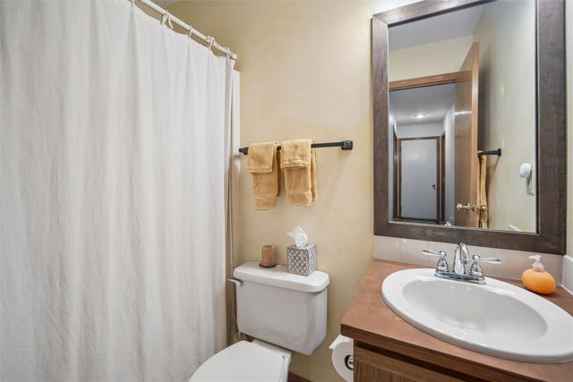 3701 Oak Creek Place, West Des Moines, IA 50265