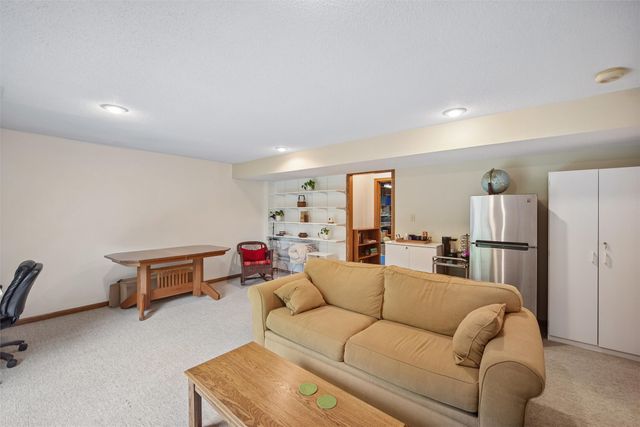 3701 Oak Creek Place, West Des Moines, IA 50265
