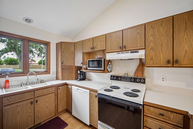 3701 Oak Creek Place, West Des Moines, IA 50265