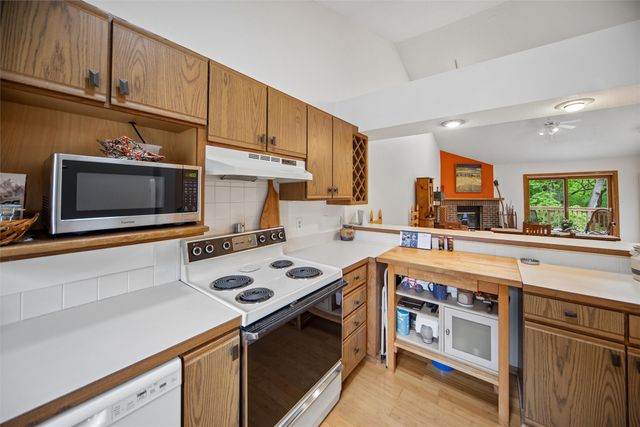 3701 Oak Creek Place, West Des Moines, IA 50265