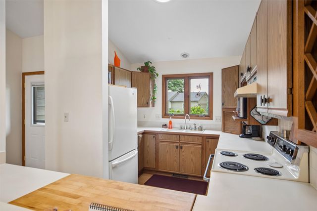3701 Oak Creek Place, West Des Moines, IA 50265