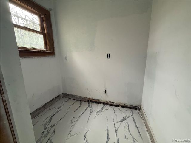 1818 Iroquois Street, Detroit, MI 48214