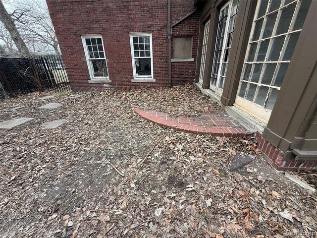 1818 Iroquois Street, Detroit, MI 48214