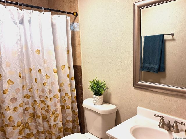 4904 Blackhill, Floresville, TX 78114