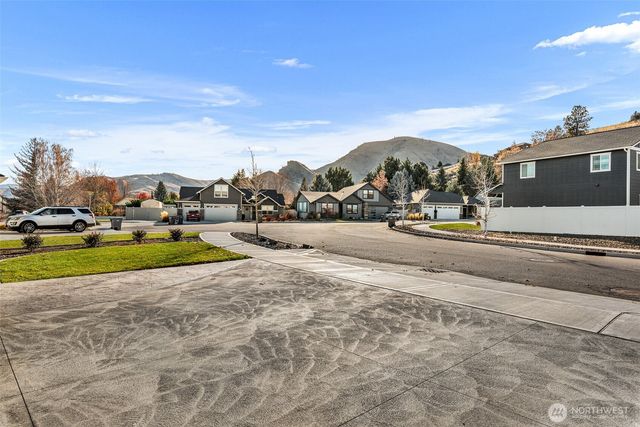 985 Spring Mountain Drive, Wenatchee, WA 98801
