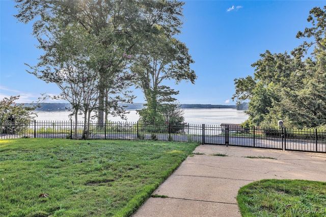 813 Lake Region Circle, Wetumpka, AL 36092