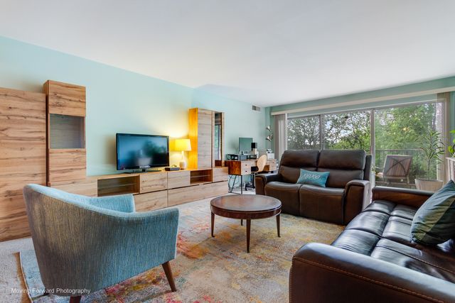 40 S Main Street 2C, Glen Ellyn, IL 60137