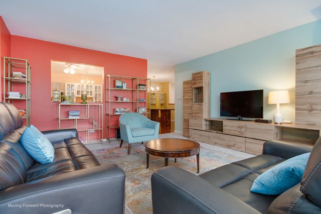 40 S Main Street 2C, Glen Ellyn, IL 60137