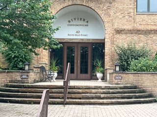 40 S Main Street 2C, Glen Ellyn, IL 60137