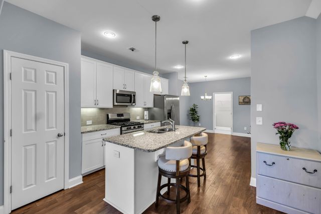 1715 Old Drakes Creek Rd, Hendersonville, TN 37075