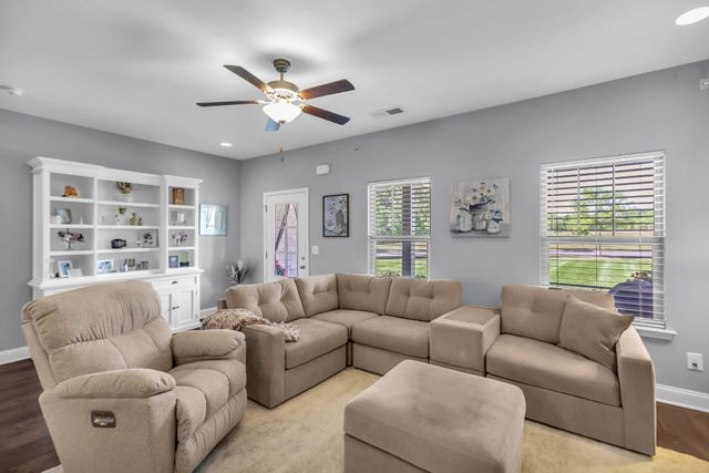 1715 Old Drakes Creek Rd, Hendersonville, TN 37075