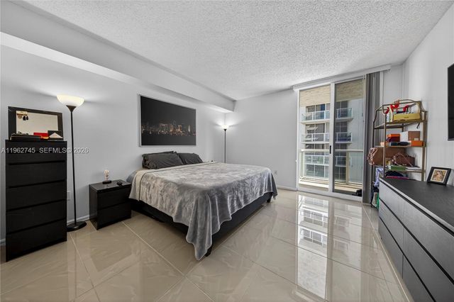 5091 NW 7th St 703, Miami, FL 33126