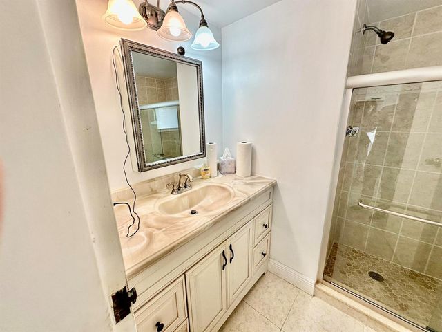 3661 Via Poinciana 615, Lake Worth, FL 33467