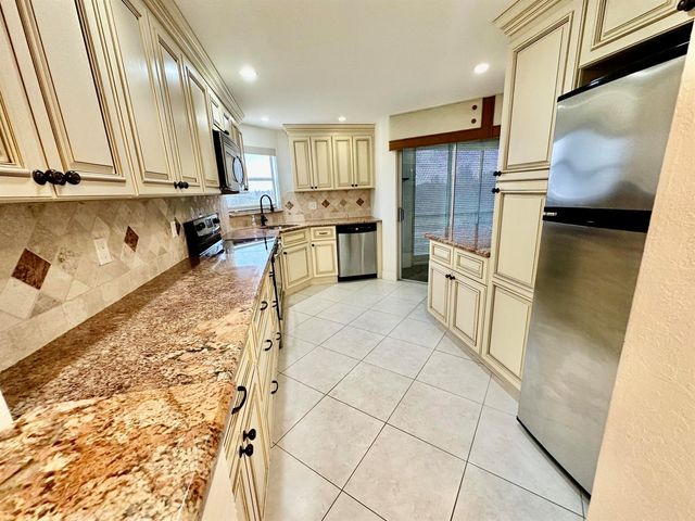 3661 Via Poinciana 615, Lake Worth, FL 33467