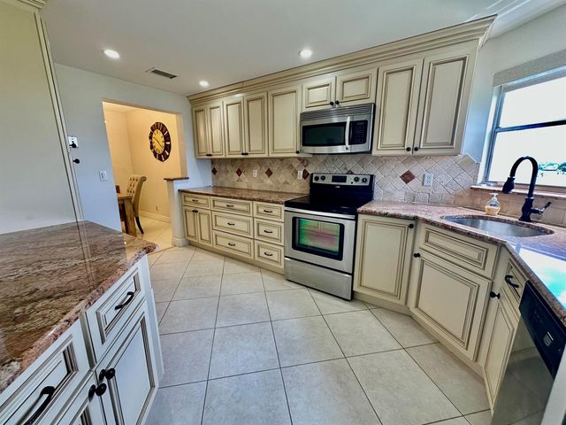 3661 Via Poinciana 615, Lake Worth, FL 33467