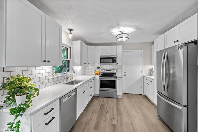 2591 Woodview Road, Uniontown, OH 44685