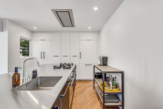 7135 Olivetas Avenue, La Jolla, CA 92037