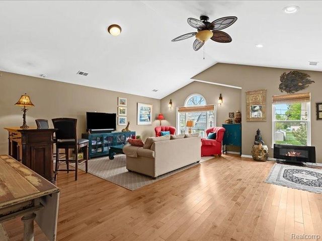 2011 W LAKE Drive, Novi, MI 48377