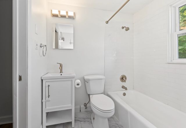 79 Arnold Ave 79, Lowell, MA 01852