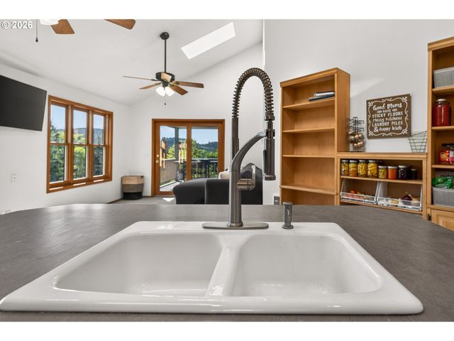 9999 Sw VINE MAPLE Dr, Mc Minnville, OR 97128