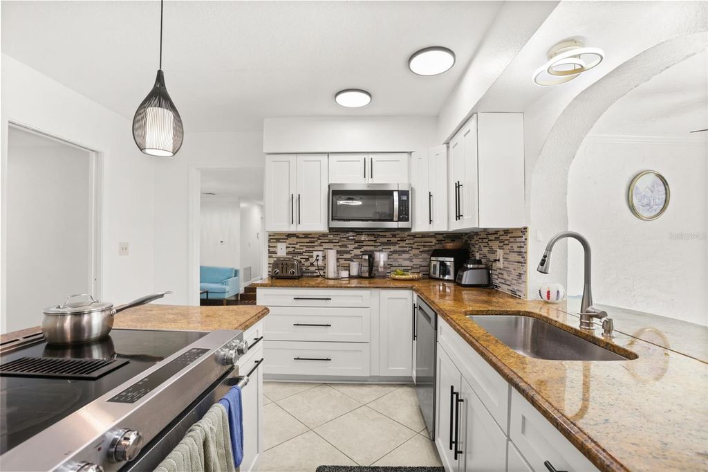 Image 15 of property listing at 9524 BAY VISTA ESTATES BOULEVARD, Orlando, FL 32836