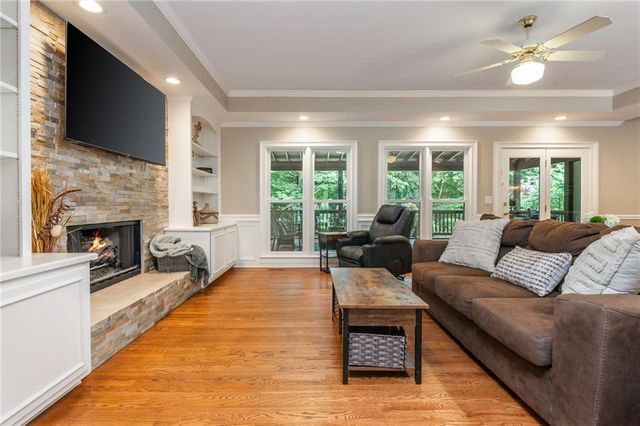 2865 Stoneglen Close, Roswell, GA 30076
