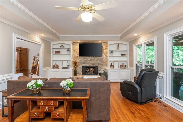2865 Stoneglen Close, Roswell, GA 30076