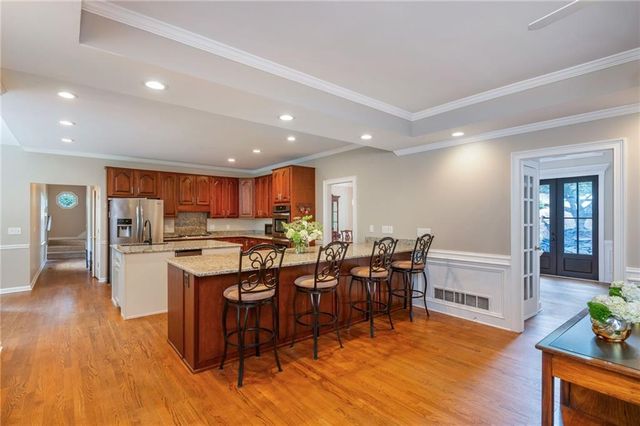 2865 Stoneglen Close, Roswell, GA 30076