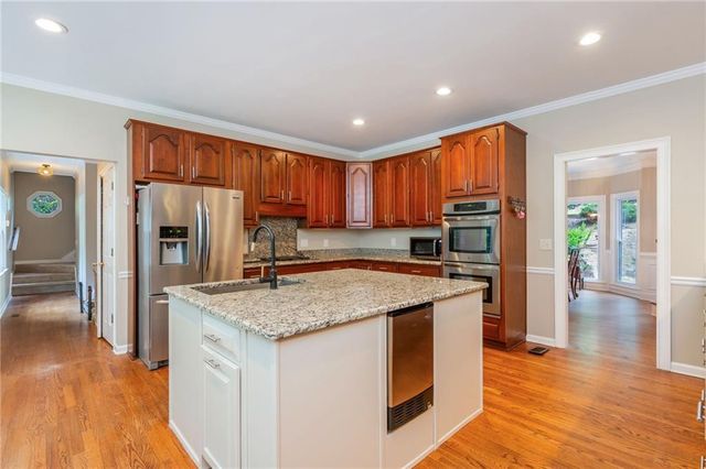 2865 Stoneglen Close, Roswell, GA 30076