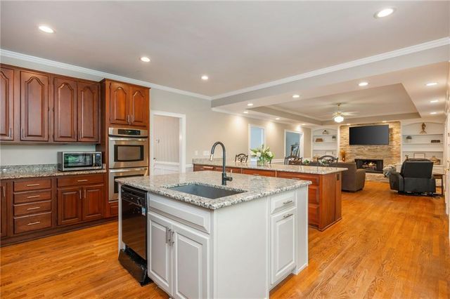 2865 Stoneglen Close, Roswell, GA 30076