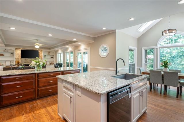 2865 Stoneglen Close, Roswell, GA 30076