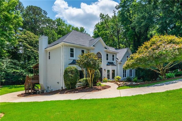 2865 Stoneglen Close, Roswell, GA 30076