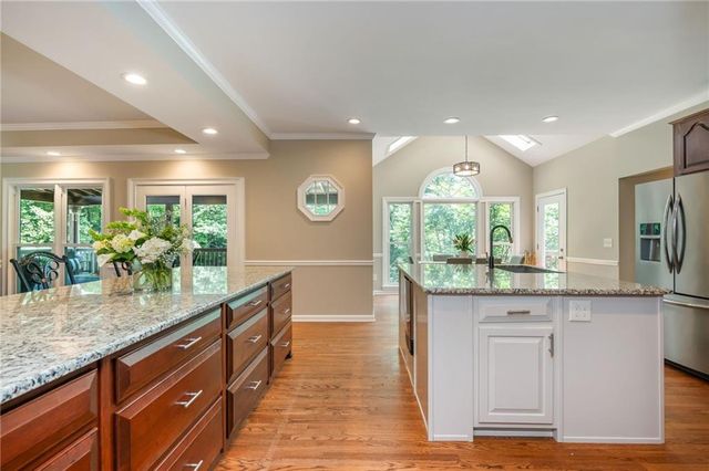 2865 Stoneglen Close, Roswell, GA 30076