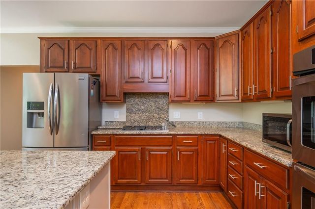 2865 Stoneglen Close, Roswell, GA 30076