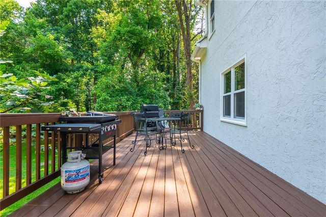 2865 Stoneglen Close, Roswell, GA 30076