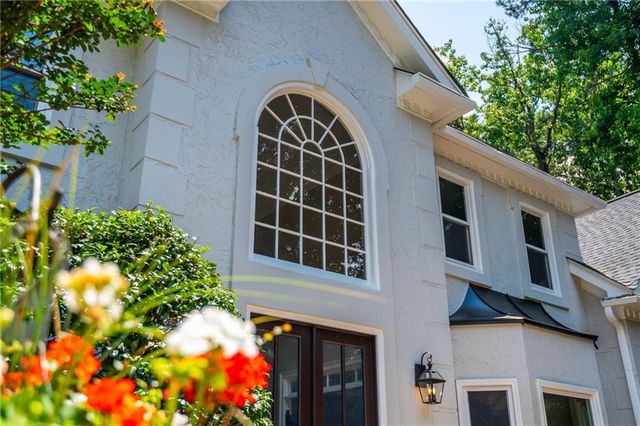 2865 Stoneglen Close, Roswell, GA 30076