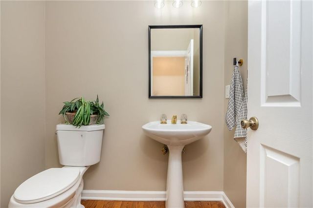 2865 Stoneglen Close, Roswell, GA 30076