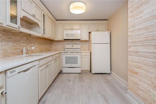 2865 Stoneglen Close, Roswell, GA 30076