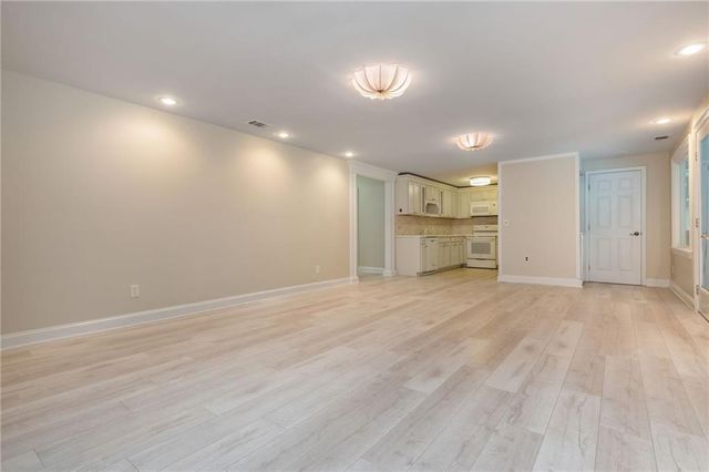 2865 Stoneglen Close, Roswell, GA 30076