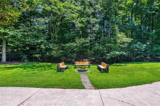 2865 Stoneglen Close, Roswell, GA 30076