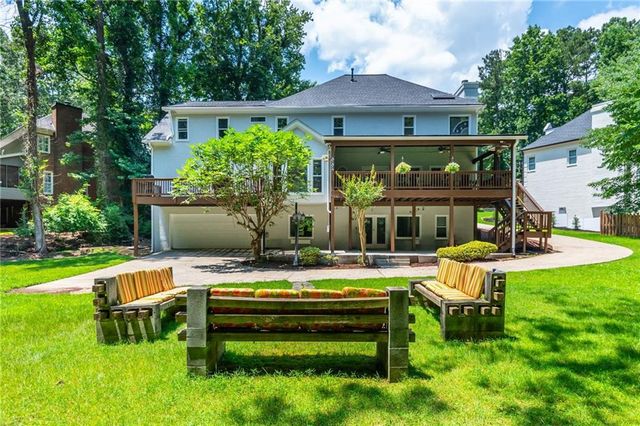 2865 Stoneglen Close, Roswell, GA 30076
