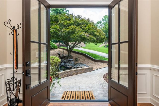 2865 Stoneglen Close, Roswell, GA 30076