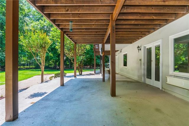 2865 Stoneglen Close, Roswell, GA 30076