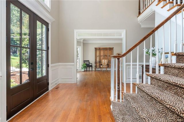 2865 Stoneglen Close, Roswell, GA 30076