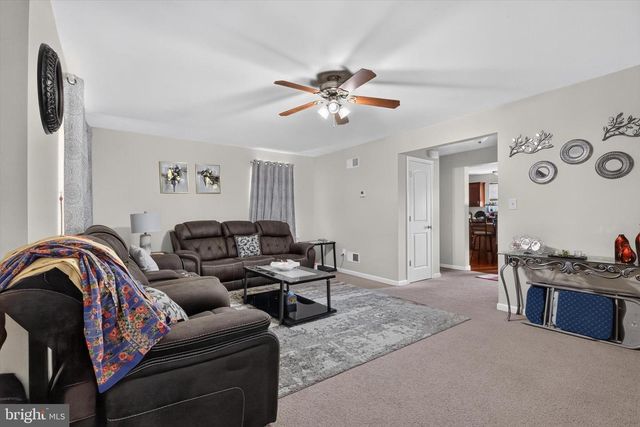 6421 CREEKBEND DR, Mechanicsburg, PA 17050