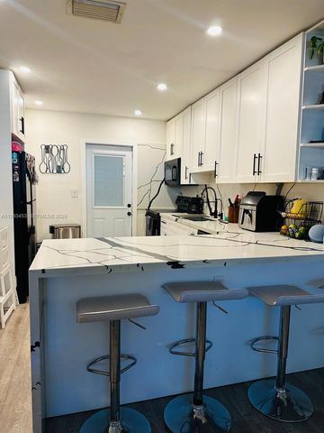 1002 NE 119th St F, Biscayne Park, FL 33161