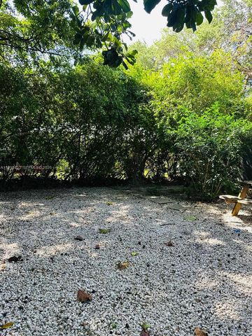 1002 NE 119th St F, Biscayne Park, FL 33161