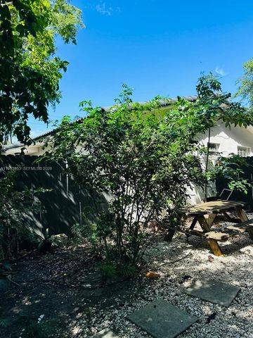 1002 NE 119th St F, Biscayne Park, FL 33161